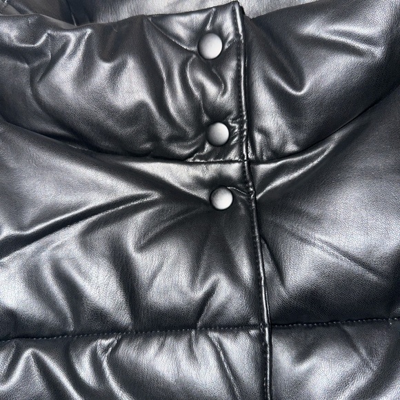 Old Navy Women's Black Puffer Vest - Picture 5 of 10